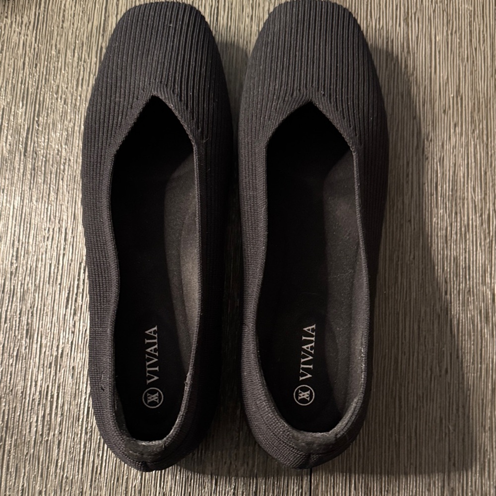 Vivaia square toe black flats